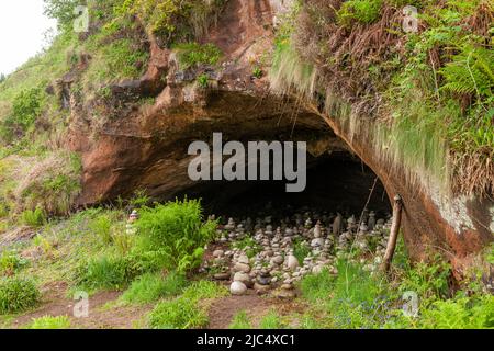 Small Cave, Drumadoon near Blackwaterfoot, Isle of Arran, Scotland Stock Photo
