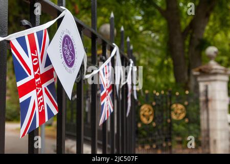 Bunting celebrating the queens platinum jubilee on the railings of Balmoral Castle Stock Photo