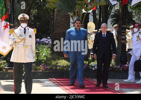 (220610) -- ALGIERS, June 10, 2022 (Xinhua) -- Algerian President Abdelmadjid Tebboune (C, Right) welcomes visiting Venezuelan President Nicolas Maduro in Algiers, Algeria, June 9, 2022. (Algerian Presidency/Handout via Xinhua) Stock Photo
