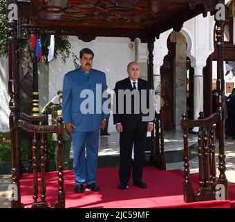 (220610) -- ALGIERS, June 10, 2022 (Xinhua) -- Algerian President Abdelmadjid Tebboune (R) welcomes visiting Venezuelan President Nicolas Maduro in Algiers, Algeria, June 9, 2022. (Algerian Presidency/Handout via Xinhua) Stock Photo