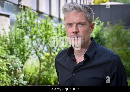 Brussels, Belgium. 10th June, 2022. TV host Maarten Vangramberen pictured during a press conference of Flemish public broadcaster VRT to present their sports programming this summer, Friday 10 June 2022 in Brussels. BELGA PHOTO DIRK WAEM Credit: Belga News Agency/Alamy Live News Stock Photo