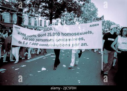 Paris, France, Group of Aids Activists from AIDES N.G.O. Marching with Protest Banner, 40,000 Dead, on Street during Annual Gay Pride March Stock Photo