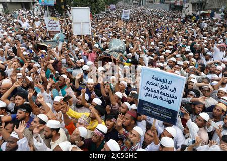 Dhaka, Bangladesh - June 10, 2022: Various Islamist groups marched from Baitul Mukarram Masjid in protest of the insulting remarks made against the tw Stock Photo