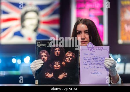 Copertina per dischi in vinile queen II LP Foto stock - Alamy