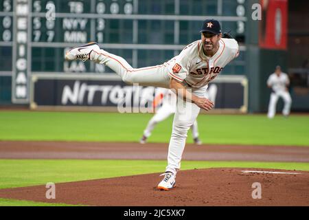 Houston Astros starting pitcher Justin Verlander (35) pitches in the top of the first inning of the MLB game between the Houston Astros and the Seattl Stock Photo