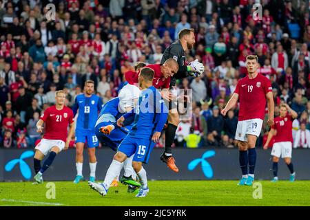 Oslo 20220609.Slovenia's goalkeeper Jan Oblak and Norway's Leo Skiri Oestigaard during the Nations League football match between Norway and Slovenia at Ullevaal Stadium. Photo: Javad Parsa / NTB Stock Photo