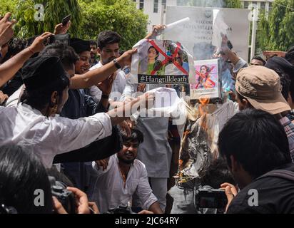 Delhi, India. 10th June, 2022. Students of Jamia Millia Islamia burn an effigy of former Bhartiya Janta Party (BJP) spokesperson Nupur Sharma and party leader Naveen Jindal during a protest demanding their arrest for their comments on Prophet Mohammed (Photo by Kabir Jhangiani/Pacific Press) Credit: Pacific Press Media Production Corp./Alamy Live News Stock Photo
