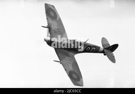 WW2 SPITFIRE over England The RAF Supermarine Spitfire was a British ...