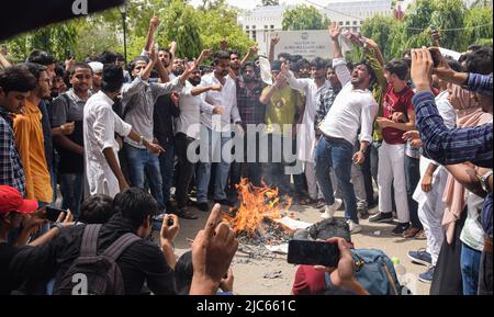 Delhi, Delhi, India. 10th June, 2022. Students of Jamia Millia Islamia burn an effigy of former Bhartiya Janta Party (BJP) spokesperson Nupur Sharma and party leader Naveen Jindal during a protest demanding their arrest for their comments on Prophet Mohammed (Credit Image: © Kabir Jhangiani/Pacific Press via ZUMA Press Wire) Stock Photo