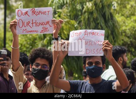 Delhi, Delhi, India. 10th June, 2022. Students of Jamia Millia Islamia hold placards at a protest against former Bhartiya Janta Party (BJP) spokesperson Nupur Sharma and party leader Naveen Jindal demanding their arrest for their comments on Prophet Mohammed (Credit Image: © Kabir Jhangiani/Pacific Press via ZUMA Press Wire) Stock Photo