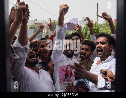 Delhi, Delhi, India. 10th June, 2022. Students of Jamia Millia Islamia shouts slogans at a protest against former Bhartiya Janta Party (BJP) spokesperson Nupur Sharma and party leader Naveen Jindal demanding their arrest for their comments on Prophet Mohammed (Credit Image: © Kabir Jhangiani/Pacific Press via ZUMA Press Wire) Stock Photo