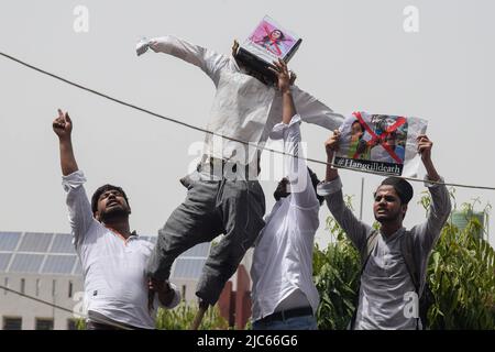 Delhi, Delhi, India. 10th June, 2022. Students of Jamia Millia Islamia hold an effigy of former Bhartiya Janta Party (BJP) spokesperson Nupur Sharma and party leader Naveen Jindal during a protest demanding their arrest for their comments on Prophet Mohammed (Credit Image: © Kabir Jhangiani/Pacific Press via ZUMA Press Wire) Stock Photo