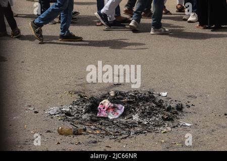 Delhi, Delhi, India. 10th June, 2022. People walk beside a burnt effigy of former Bhartiya Janta Party (BJP) spokesperson Nupur Sharma and party leader Naveen Jindal during a protest demanding their arrest for their comments on Prophet Mohammed (Credit Image: © Kabir Jhangiani/Pacific Press via ZUMA Press Wire) Stock Photo