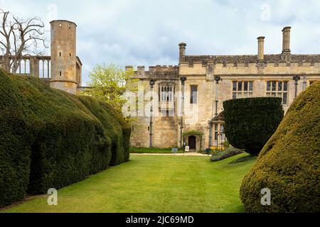 View from the Queen’s Garden towards the partial ruins of Richard III Banqueting Hall and Sudeley Castle, Gloucestershire, England, UK. Stock Photo