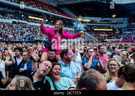 Eindhoven, Netherlands. 10th June, 2022. 2022-06-10 21:32:31 EINDHOVEN - Audience in the Philips Stadium during the first of the three Groots with a soft G concerts by Guus Meeuwis. ANP PAUL BERGEN netherlands out - belgium out Credit: ANP/Alamy Live News Stock Photo