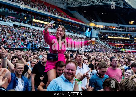 Eindhoven, Netherlands. 10th June, 2022. 2022-06-10 21:32:24 EINDHOVEN - Audience in the Philips Stadium during the first of the three Groots with a soft G concerts by Guus Meeuwis. ANP PAUL BERGEN netherlands out - belgium out Credit: ANP/Alamy Live News Stock Photo