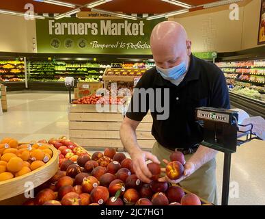 'US inflation at 40 year high as food and fuel prices soar' Guardian ...