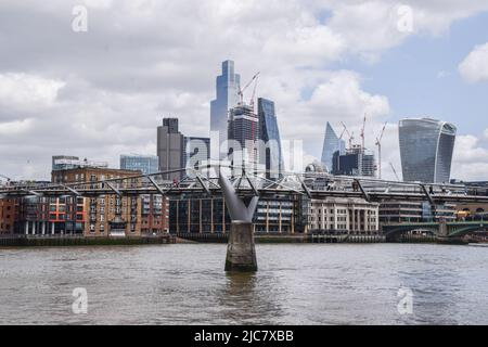 London, UK. 10th June, 2022. General view of the City of London, the capital's financial district, and Millennium Bridge. Credit: SOPA Images Limited/Alamy Live News Stock Photo