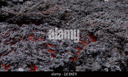 Etna- particolare della colata di lava incandescente sul vulcano Etna in Sicilia - Attrazione turistica Stock Photo
