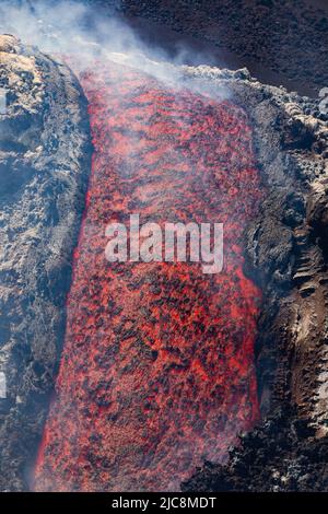Etna colata di lava incandescente vista in dettaglio sul vulcano di Sicilia, con fumo e vapori Stock Photo