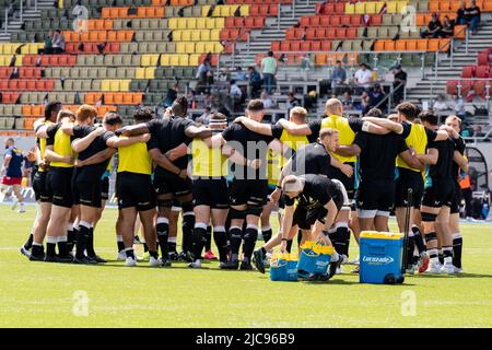 London, UK. 11th June, 2022. Saracens team huddle in London, United Kingdom on 6/11/2022. (Photo by Richard Washbrooke/News Images/Sipa USA) Credit: Sipa USA/Alamy Live News Stock Photo