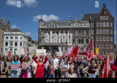 Amsterdam, Netherlands. 11th June, 2022. 2022-06-11 12:23:19 AMSTERDAM - Students are protesting on Dam Square for a wider basic grant. They also want students who have studied under the loan system to receive more money as compensation. ANP EVERT ELZINGA netherlands out - belgium out Credit: ANP/Alamy Live News Stock Photo