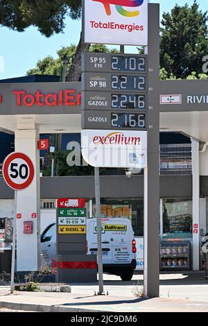 Paris, France. 10th June, 2022. People pump their gas at an Esso gas station in Cannes, France on June 10, 2022. Gas prices have been high over the course of the SPing. (Photo by Lionel Urman/Sipa USA) Credit: Sipa USA/Alamy Live News Stock Photo