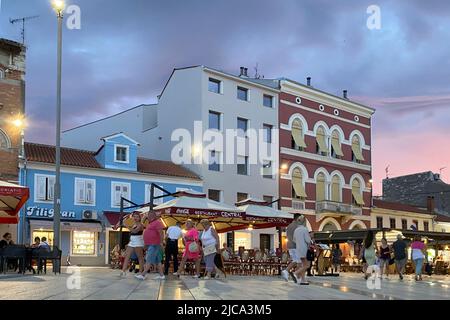 Porec, Kroatien. 07th June, 2022. Porec/Croatia. Tourists gather in the old town of Porec in the evening. pedestrian zone. Credit: dpa/Alamy Live News Stock Photo