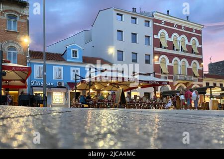 Porec, Kroatien. 07th June, 2022. Porec/Croatia. Tourists gather in the old town of Porec in the evening. pedestrian zone. Credit: dpa/Alamy Live News Stock Photo