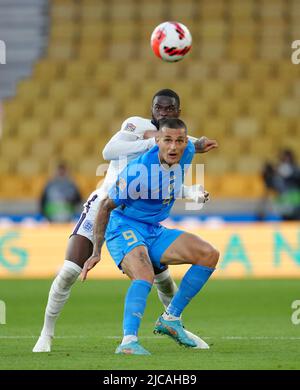 England's Fikayo Tomori (left) and Italy's Gianluca Scamacca battle for the ball during the UEFA Nations League match at the Molineux Stadium, Wolverhampton. Picture date: Saturday June 11, 2022. Stock Photo