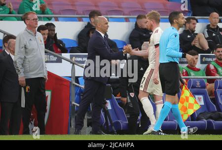 Cardiff, UK. 11th June, 2022. Belgium's head coach Roberto Martinez and Belgium's Kevin De Bruyne pictured during a soccer game between Wales and Belgian national team the Red Devils, Saturday 11 June 2022 in Cardiff, Wales, the third game (out of six) in the Nations League A group stage. BELGA PHOTO VIRGINIE LEFOUR Credit: Belga News Agency/Alamy Live News Stock Photo