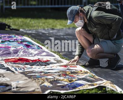 San Francisco, United States. 11th June, 2022. Visitors view the AIDS Memorial Quilt on its 35th anniversary in Robin Williams meadow in Golden Gate Park on Saturday, June 11, 2022 in San Francisco. 3,000 panels of the quilt were displayed, each dedicated to a person who died of AIDS. Photo by Terry Schmitt/UPI Credit: UPI/Alamy Live News