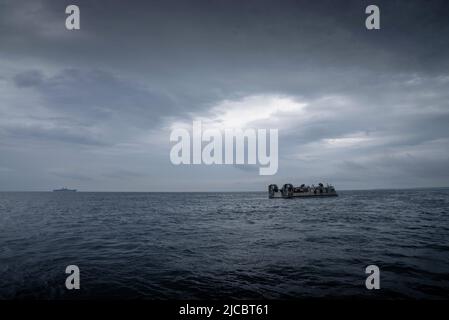 Baltic Sea. 20th May, 2022. Landing Craft, Air Cushion, attached to Assault Craft Unit 4, launched from the Wasp-class amphibious assault ship USS Kearsarge (LHD 3), performs ship-to-shore maneuvers May 20, 2022. The Kearsarge Amphibious Ready Group and embarked 22nd Marine Expeditionary Unit, under the command and control of Task Force 61/2, is on a scheduled deployment in the U.S. Naval Forces Europe area of operations, employed by U.S. Sixth Fleet to defend U.S., Allied and Partner interests. Credit: U.S. Navy/ZUMA Press Wire Service/ZUMAPRESS.com/Alamy Live News Stock Photo