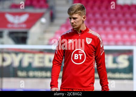 the players of M warm up in jerseys on the Ã‚Ã „Ã» Mueller and the 9 Â‚Ã  „Ã» (in memory of the recently deceased Gerd MUELLER (MvÂºller)) from Josip  STANISIC (M), Robert