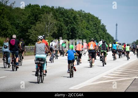 Berlin, Germany. 12th June, 2022. Participants in the ADFC Sternfahrt ride along the Avus section of the A115 autobahn, which is closed to cars. Since the morning, cyclists from the outskirts of the city and from Brandenburg have been riding on 18 routes to the Großer Stern in downtown Berlin. The ADFC demands the implementation of the bicycle traffic plan. Credit: Fabian Sommer/dpa/Alamy Live News Stock Photo