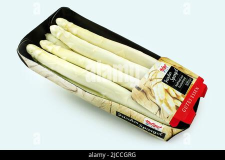 Frischer weißer Spargel von Hofgut mit Verpackung auf weissem Hintergrund Stock Photo