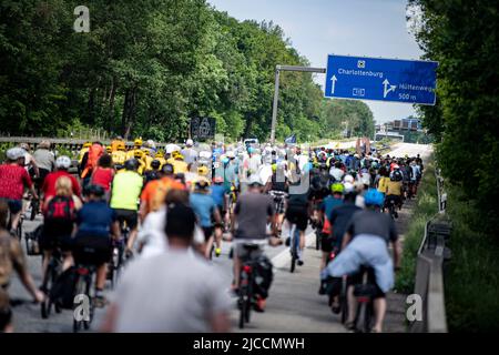 Berlin, Germany. 12th June, 2022. Participants in the ADFC Sternfahrt ride along the Avus section of the A115 autobahn, which is closed to cars. Since the morning, cyclists from the outskirts of the city and from Brandenburg have been riding on 18 routes to the Großer Stern in the center of Berlin for the ADFC Sternfahrt. Credit: Fabian Sommer/dpa/Alamy Live News Stock Photo