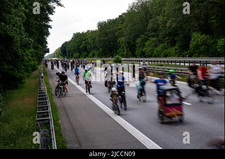Berlin, Germany. 12th June, 2022. Participants in the ADFC Sternfahrt ride along the Avus section of the A115 autobahn, which is closed to cars. During the ADFC star ride, cyclists from the outskirts of the city and from Brandenburg have been rolling into Berlin's city center on 18 routes to the Großer Stern since the morning. Credit: Fabian Sommer/dpa/Alamy Live News Stock Photo
