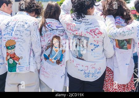 18.05.2022. Tbilisi, Georgia. students making memorable notes on each other's white shirts on the last day of school. High quality photo Stock Photo