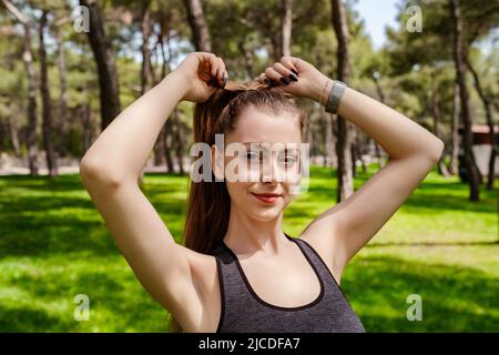 Cute Brunette Woman Wearing Sports Bra Standing City Park Outdoors Stock  Photo by ©platinumArt 575838432