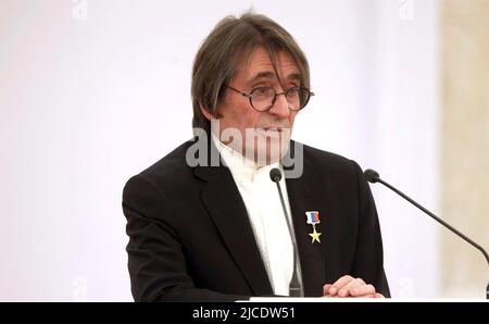 Moscow, Russia. 12th June, 2022. Yury Bashmet, artistic director and chief conductor of the Novaya Rossiya, delivers remarks after being presented a State Award by President Vladimir Putin, to celebrate Russia Day at Saint Georges Hall in the Grand Kremlin Palace June 12, 2022 in Moscow, Russia. Credit: Mikhail Metzel/Kremlin Pool/Alamy Live News Stock Photo