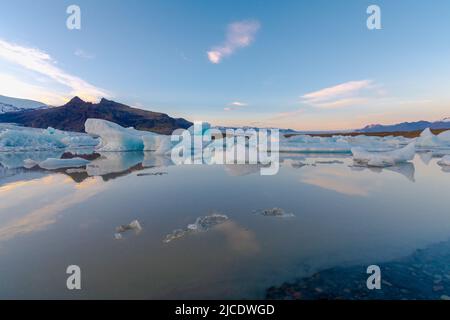 der unglaublich schöne Fjallsárlón Gletscher auf Island, direkt an der Ringstraße, bei Sonnenuntergang Stock Photo