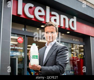 EDITORIAL USE ONLY Richard Walker, Managing Director of Iceland Foods announces the supermarkets new campaign supporting the NHS Healthy Start scheme, London. Issue date: Monday June 13, 2022. Stock Photo