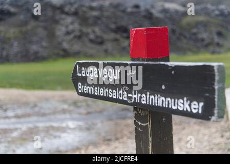 Laugavegur hiking trail is the most famous multi-day trekking tour in Iceland. Landscape photo from the area around Landmannalaugar, starting point of the long-distance hiking trail in the highlands of Iceland. Signpost Hrafntinnusker Brennisteinsalda Stock Photo