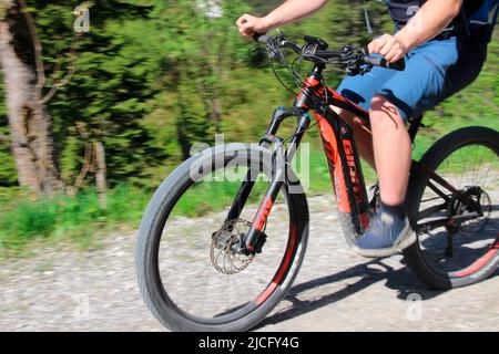 Mountain bike rider, mountain biker, e-biker on the way to Karwendelhaus, Scharnitz, Tyrol, Austria Stock Photo