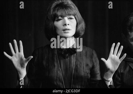 Juliette GRECO, FRA, singing, singing, concert, author, singer, actress, musician, diva, singer, portrait, portrait, cropped single image, single motif, Hamburg November 29th, 1963 Â Stock Photo