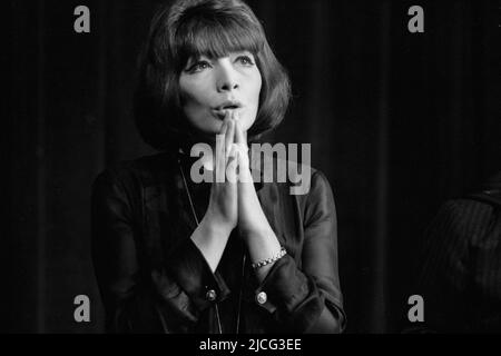 Juliette GRECO, FRA, singing, singing, concert, author, singer, actress, musician, diva, singer, portrait, portrait, cropped single image, single motif, Hamburg November 29th, 1963 Â Stock Photo