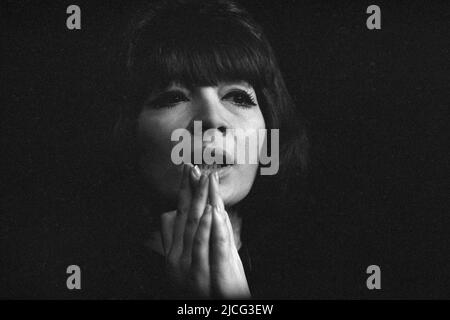 Juliette GRECO, FRA, singing, singing, concert, author, singer, actress, musician, diva, singer, portrait, portrait, cropped single image, single motif, Hamburg November 29th, 1963 Â Stock Photo