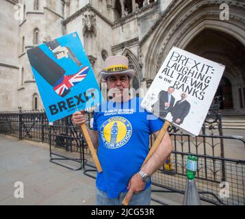 London, England, UK. 13th June, 2022. Anti-Brexit activist STEVE BRAY poses for photograph outside Royal Courts of Justice after Insurance tycoon Arron Banks loses libel case against journalist Carole Cadwalladr. (Credit Image: © Tayfun Salci/ZUMA Press Wire) Stock Photo