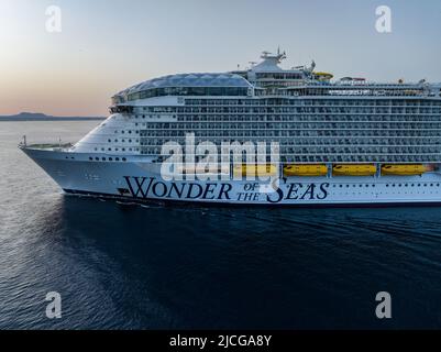 Wonder of the Seas by Royal Caribbean is The biggest cruise ship in the ...